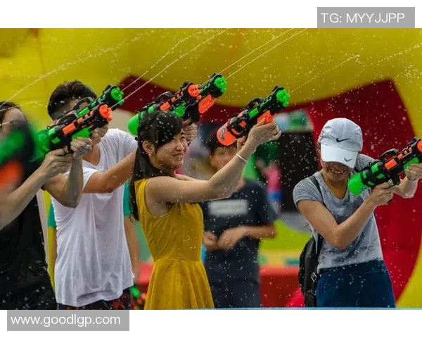 足球明星在水中尽情挥洒激情踢水球高清图片展示 足球明星在水中尽情挥洒激情踢水球高清图片展示