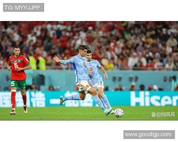 足球明星意外撞击队友瞬间引发热议视频曝光引发球迷广泛讨论