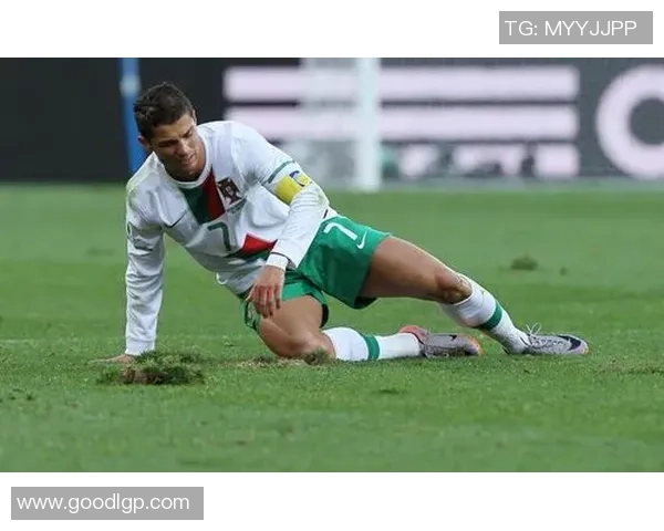 足球明星西装风采大赏时尚搭配与个性魅力全解析 足球明星西装风采大赏时尚搭配与个性魅力全解析