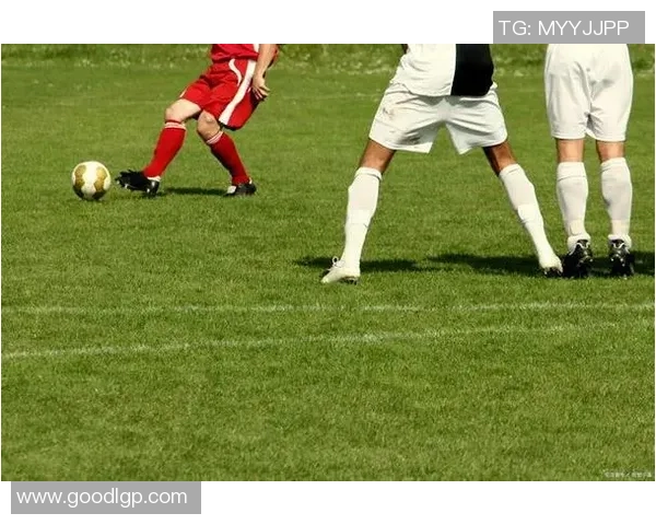 足球明星的经典动作解析与技巧展示让你领略球场魅力 足球明星的经典动作解析与技巧展示让你领略球场魅力