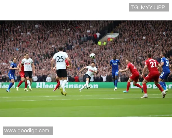 高清足球明星包装图片展示尽显球场魅力与风采的完美瞬间 高清足球明星包装图片展示尽显球场魅力与风采的完美瞬间